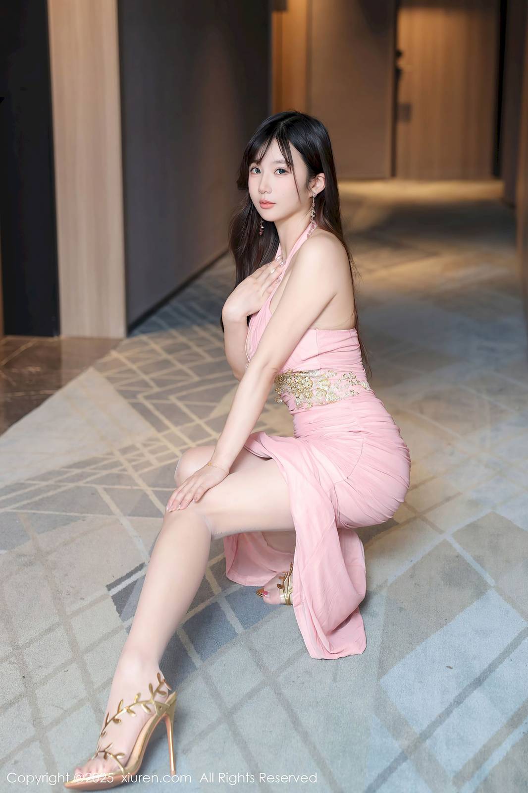 秀人网模特小肉肉咪粉色长裙极致身材性感写真-9