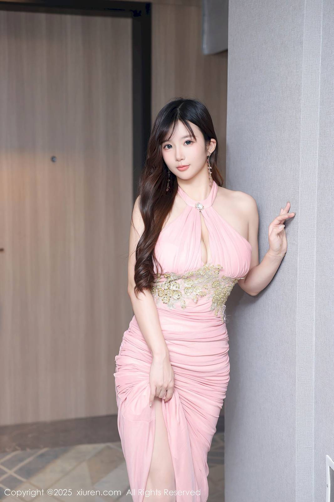 秀人网模特小肉肉咪粉色长裙极致身材性感写真-15