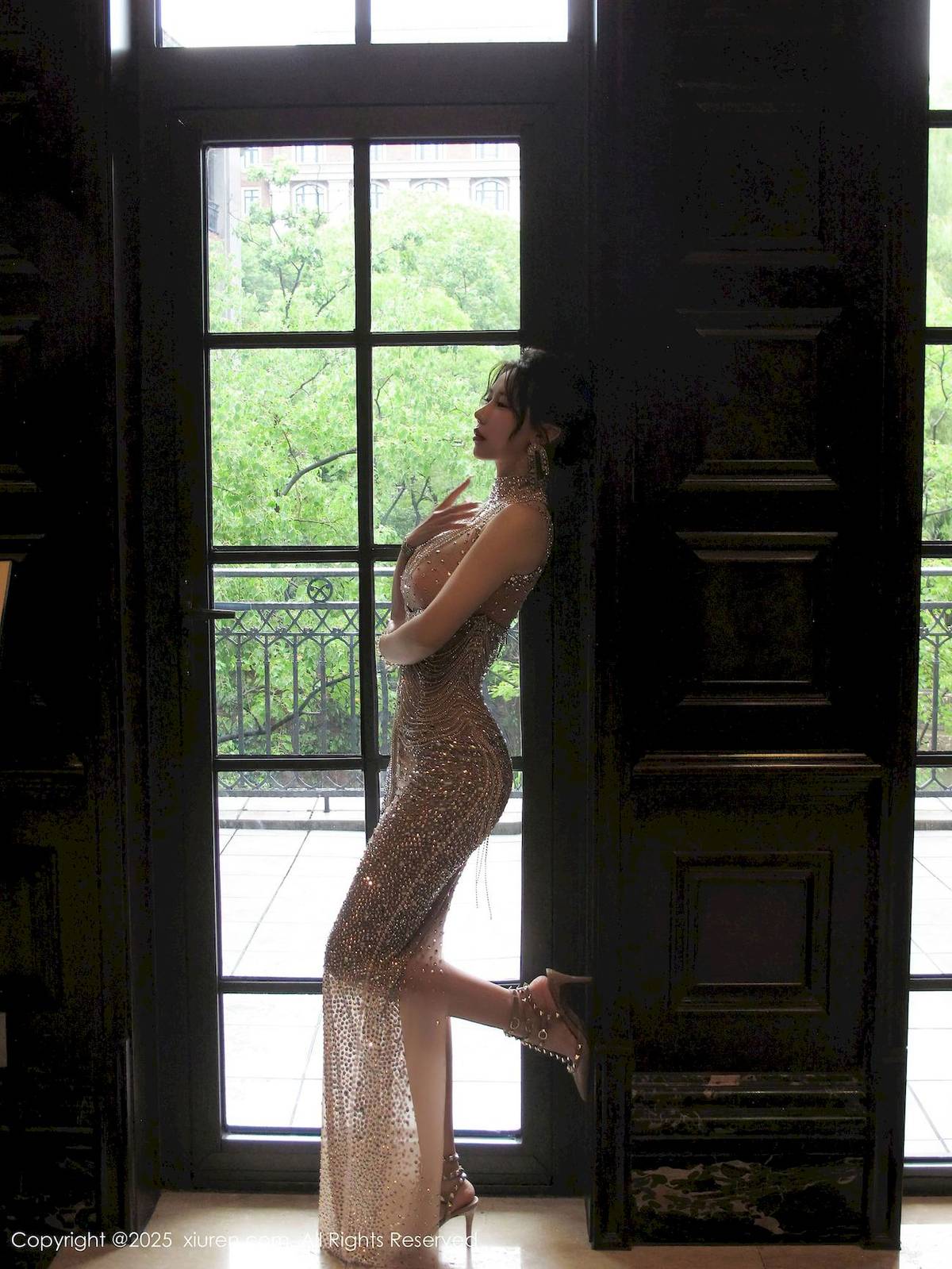 秀人网模特尹甜甜sunny闪闪礼服魔鬼身材上海旅拍-32