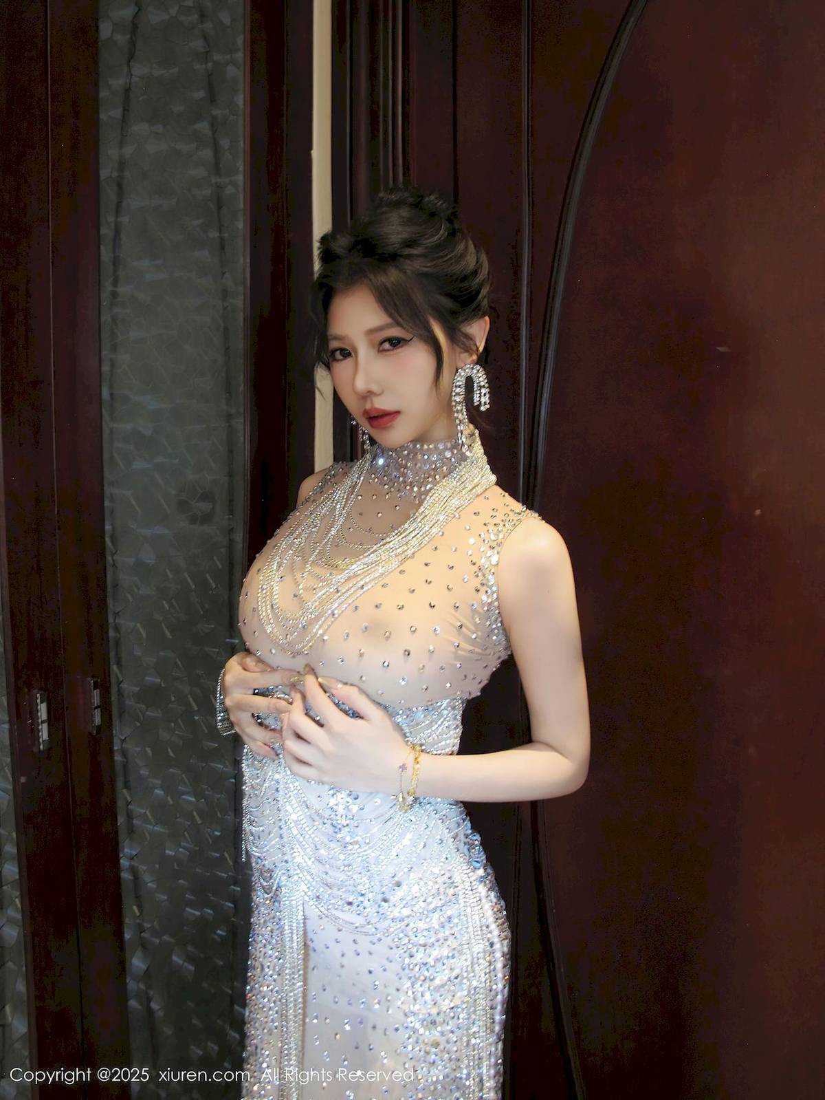 秀人网模特尹甜甜sunny闪闪礼服魔鬼身材上海旅拍-54