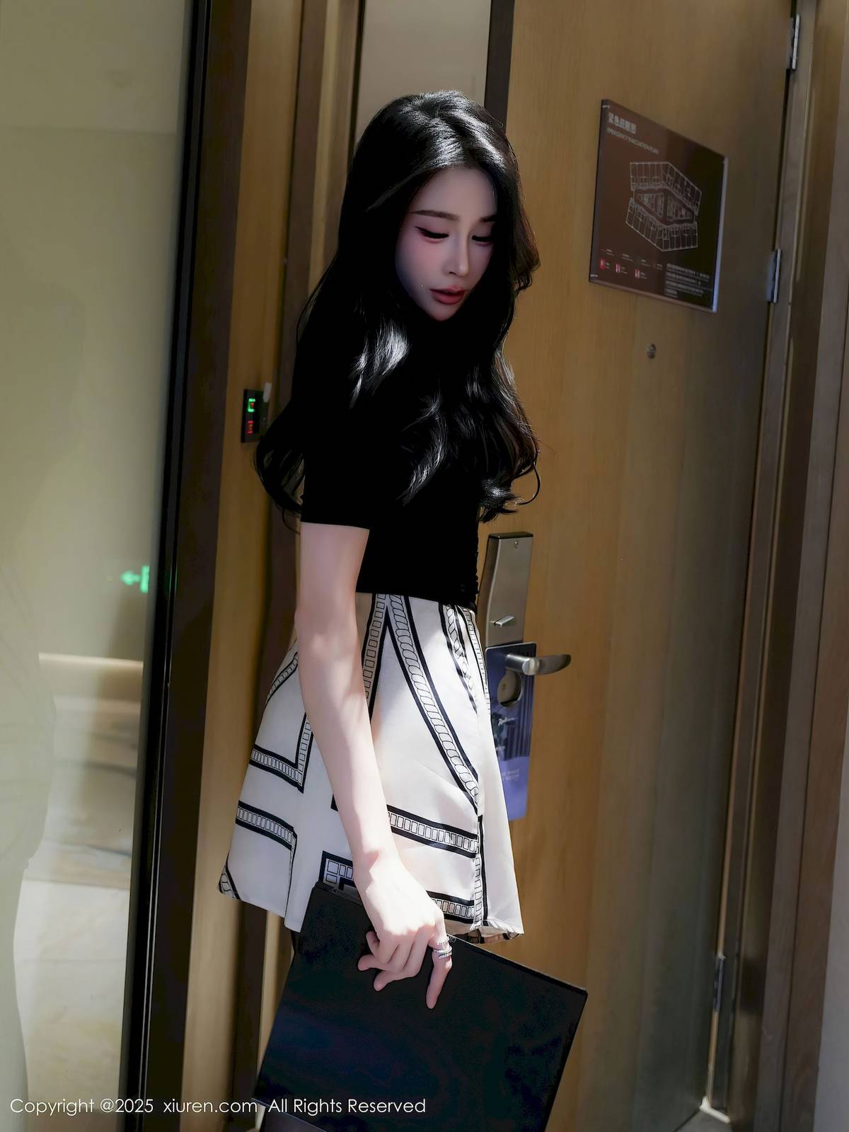 秀人网模特椰汁糯米姬黑色T恤魅惑黑丝性感写真-18