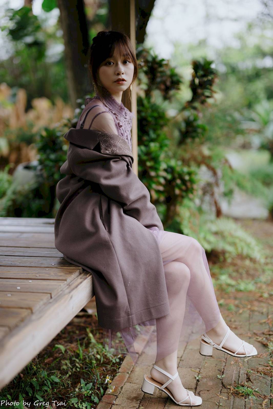 极品美女畊畊浅紫色蕾丝上衣花园暖调氛围摄影‌-24