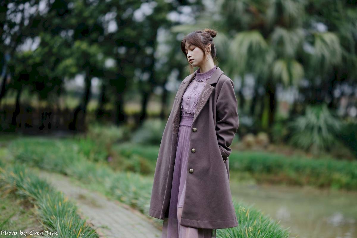 极品美女畊畊浅紫色蕾丝上衣花园暖调氛围摄影‌-57