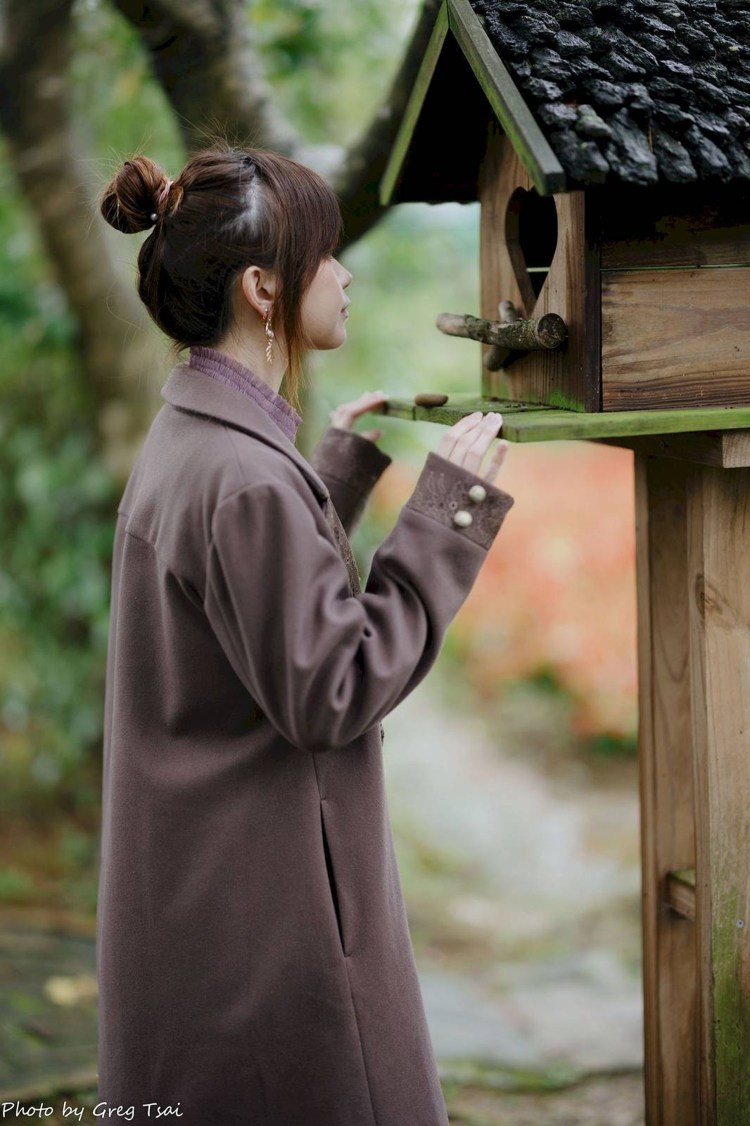 极品美女畊畊浅紫色蕾丝上衣花园暖调氛围摄影‌-66