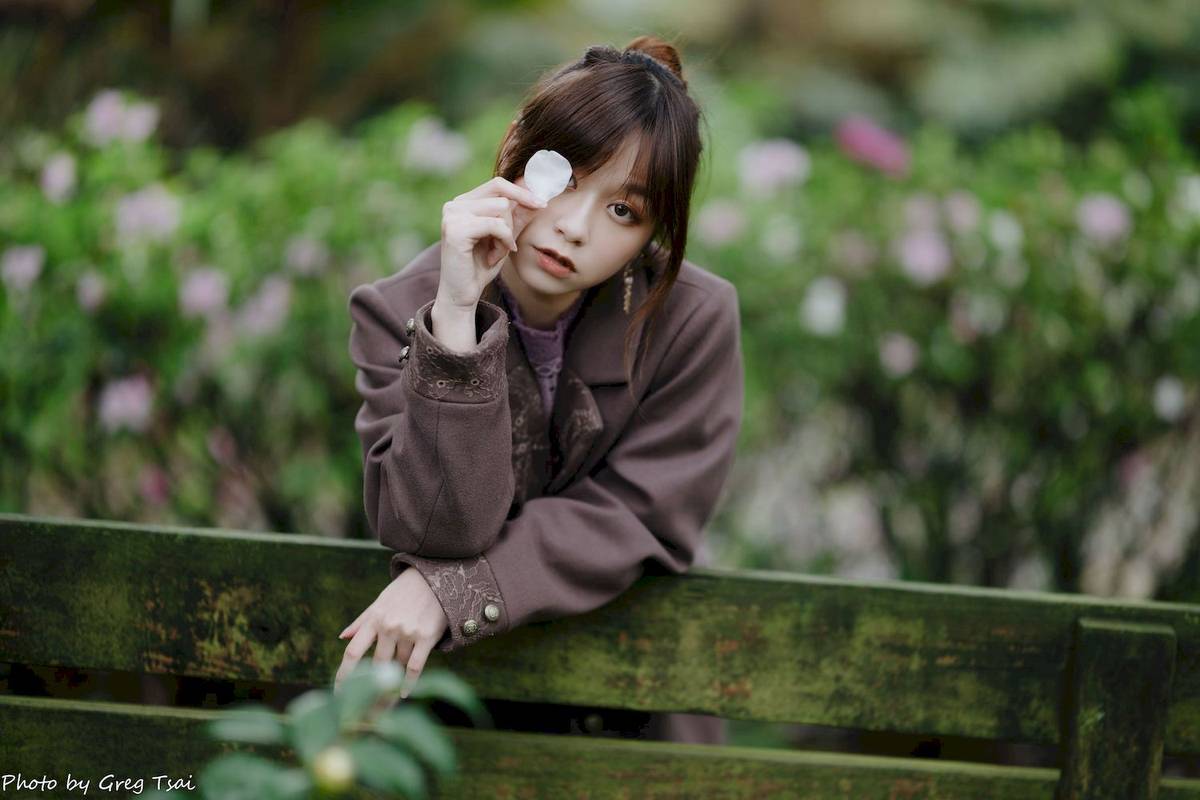 极品美女畊畊浅紫色蕾丝上衣花园暖调氛围摄影‌-83