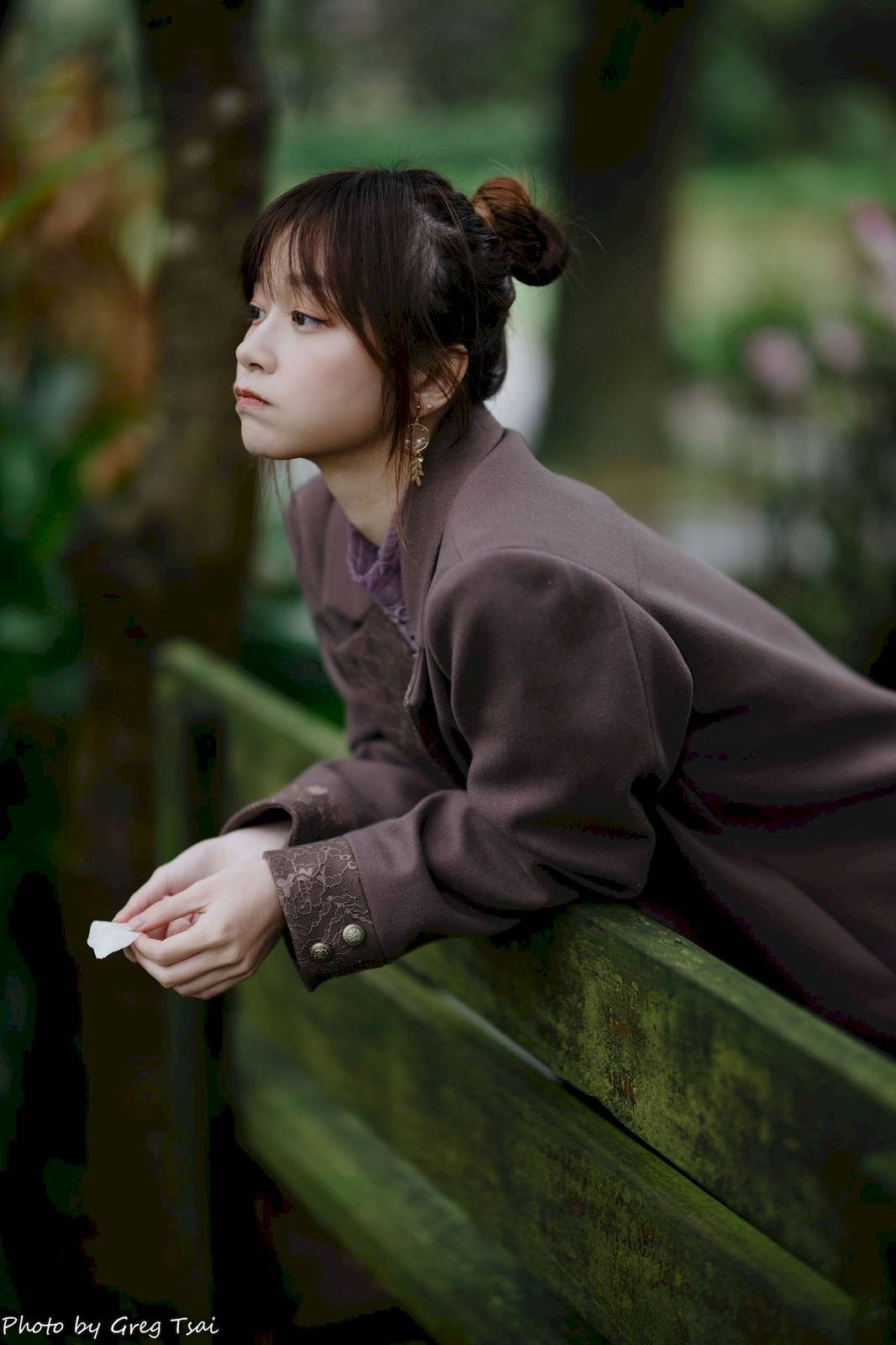 极品美女畊畊浅紫色蕾丝上衣花园暖调氛围摄影‌-81