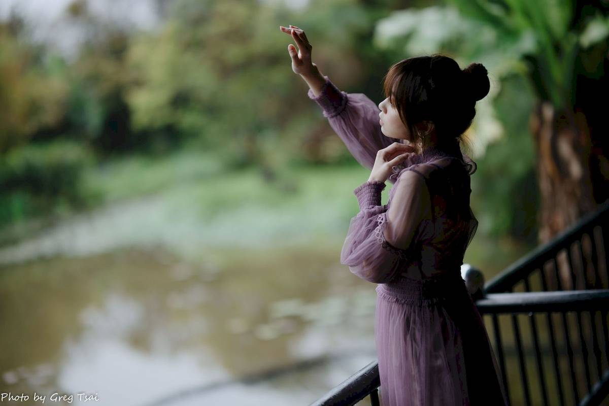 极品美女畊畊浅紫色蕾丝上衣花园暖调氛围摄影‌-92