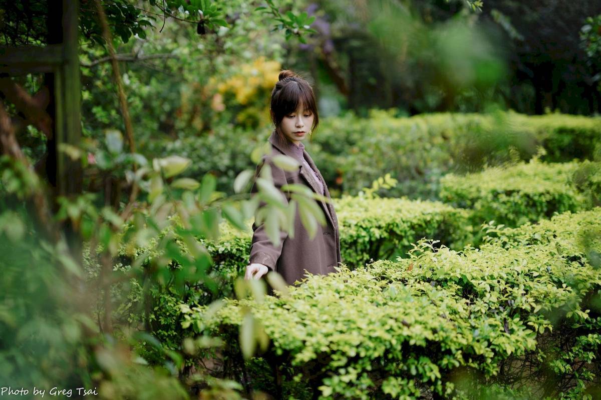 极品美女畊畊浅紫色蕾丝上衣花园暖调氛围摄影‌-108