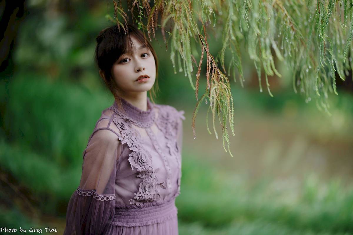 极品美女畊畊浅紫色蕾丝上衣花园暖调氛围摄影‌-131