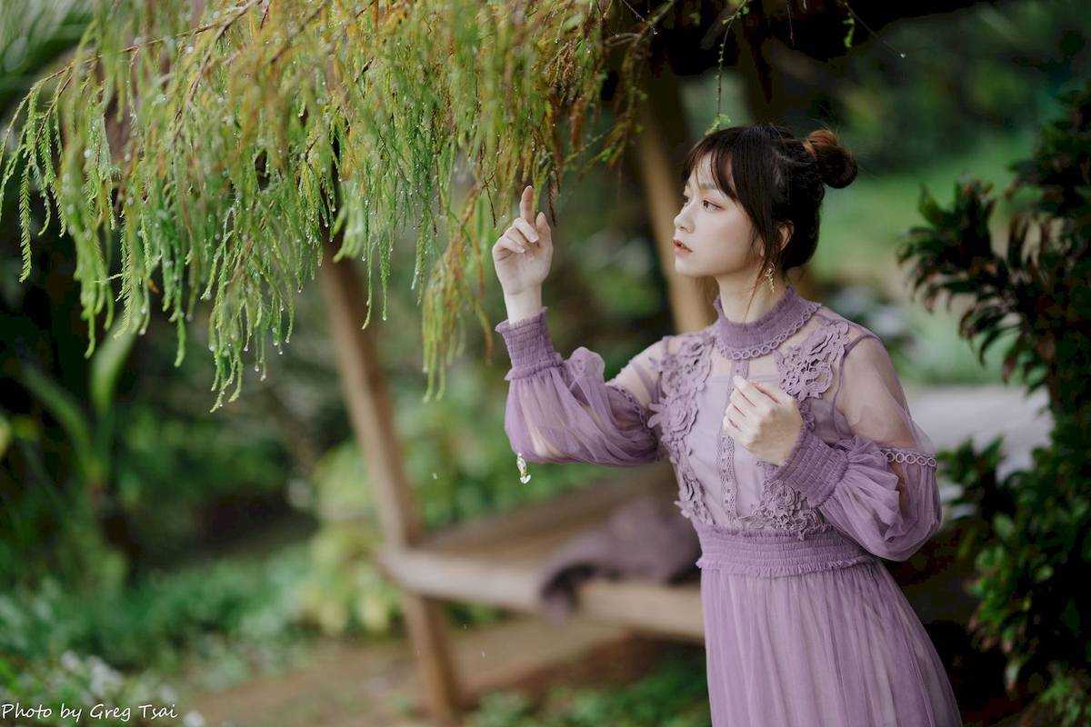 极品美女畊畊浅紫色蕾丝上衣花园暖调氛围摄影‌-129