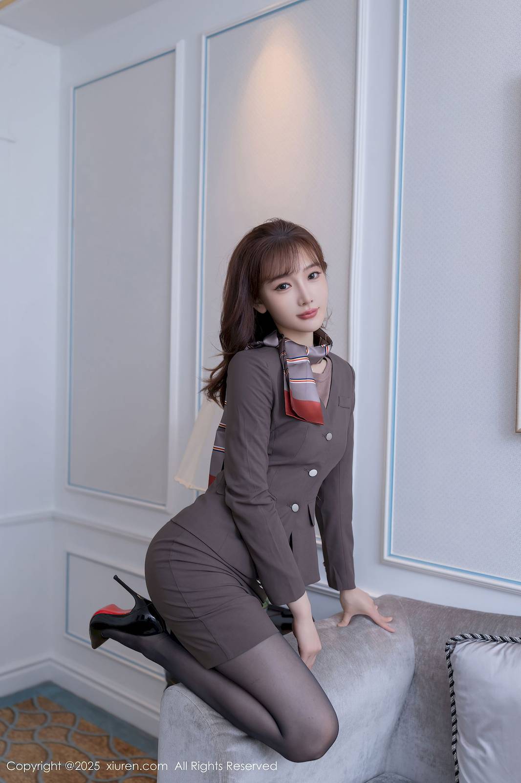 秀人网模特陆萱萱深色OL服饰撩人心怀性感写真-5