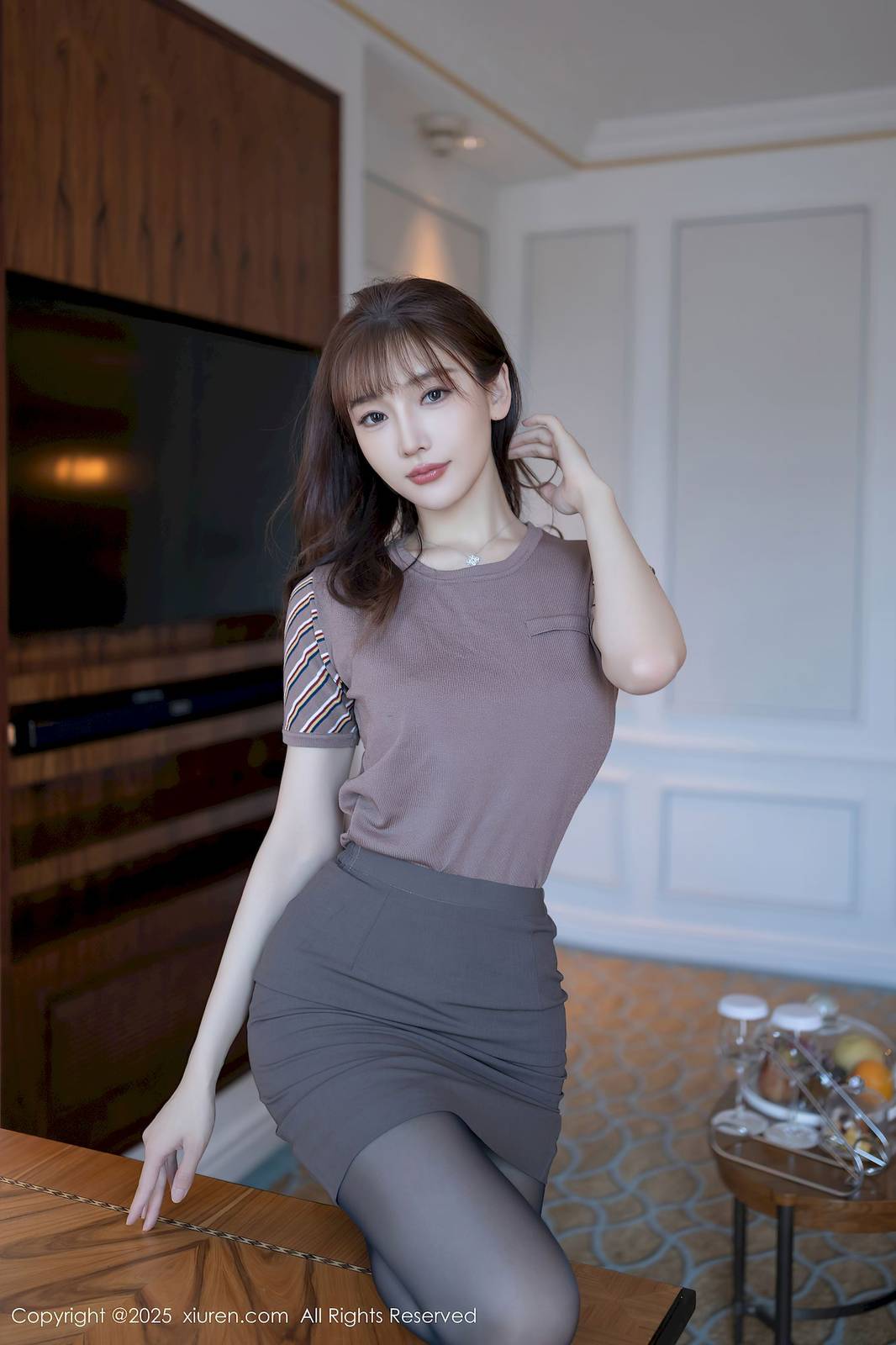 秀人网模特陆萱萱深色OL服饰撩人心怀性感写真-15