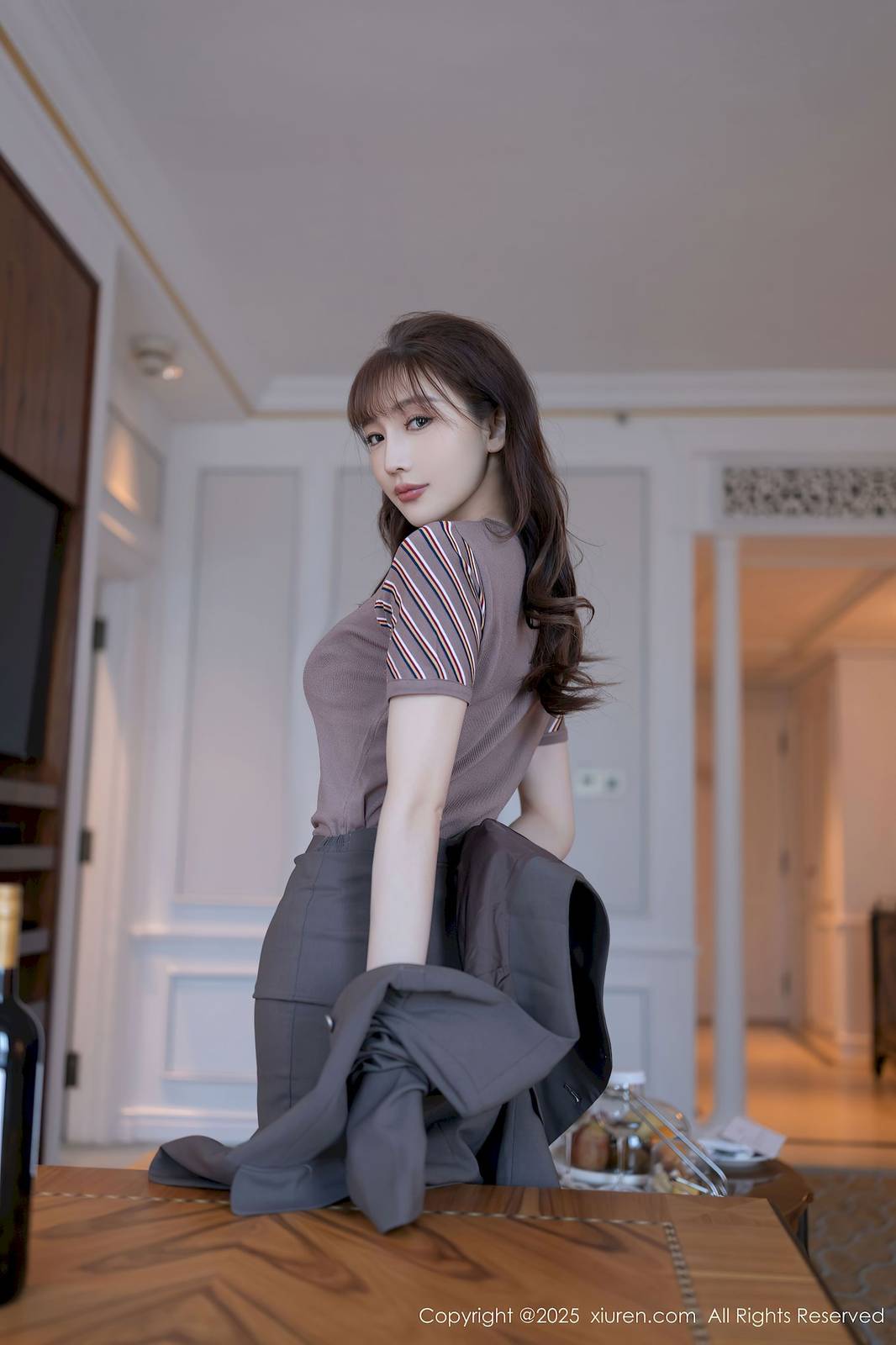 秀人网模特陆萱萱深色OL服饰撩人心怀性感写真-13