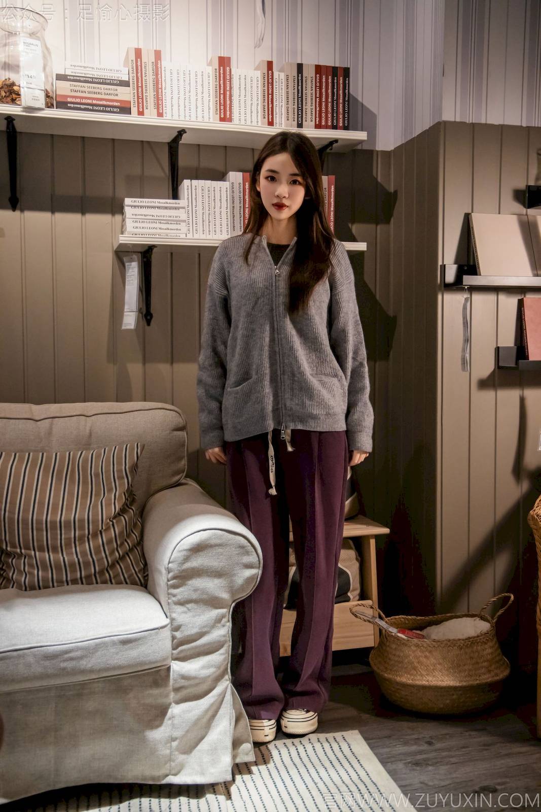 足愉心模特软软灰色针织开衫慵懒风‌日常穿搭