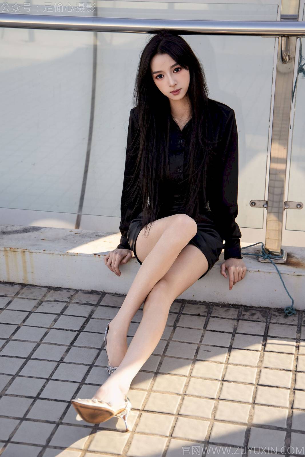足愉心模特云悦黑色时尚服饰修长美腿户外写真-17