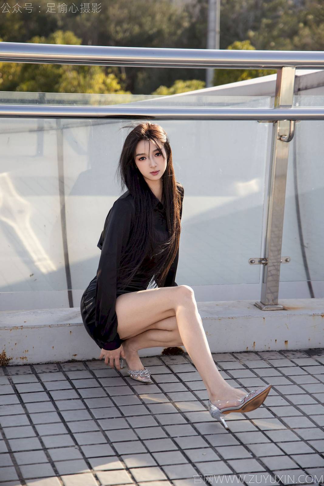 足愉心模特云悦黑色时尚服饰修长美腿户外写真-12