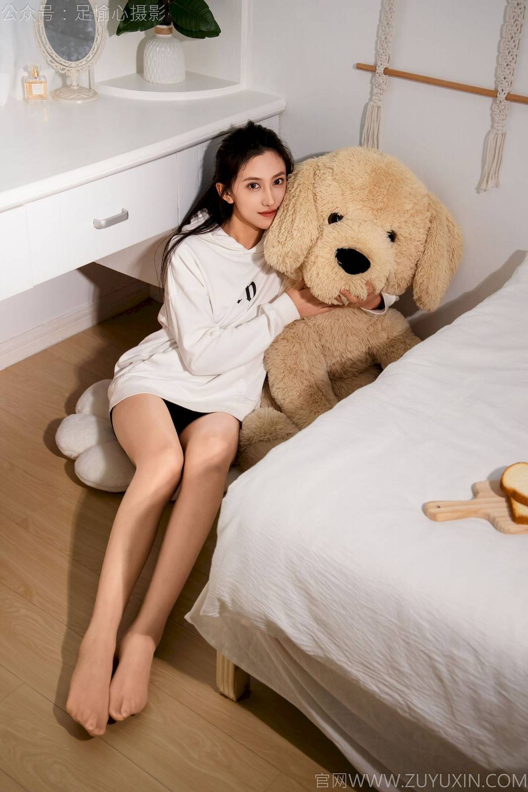 足愉心模特可乐连帽卫衣+中筒袜居家松弛写真-68