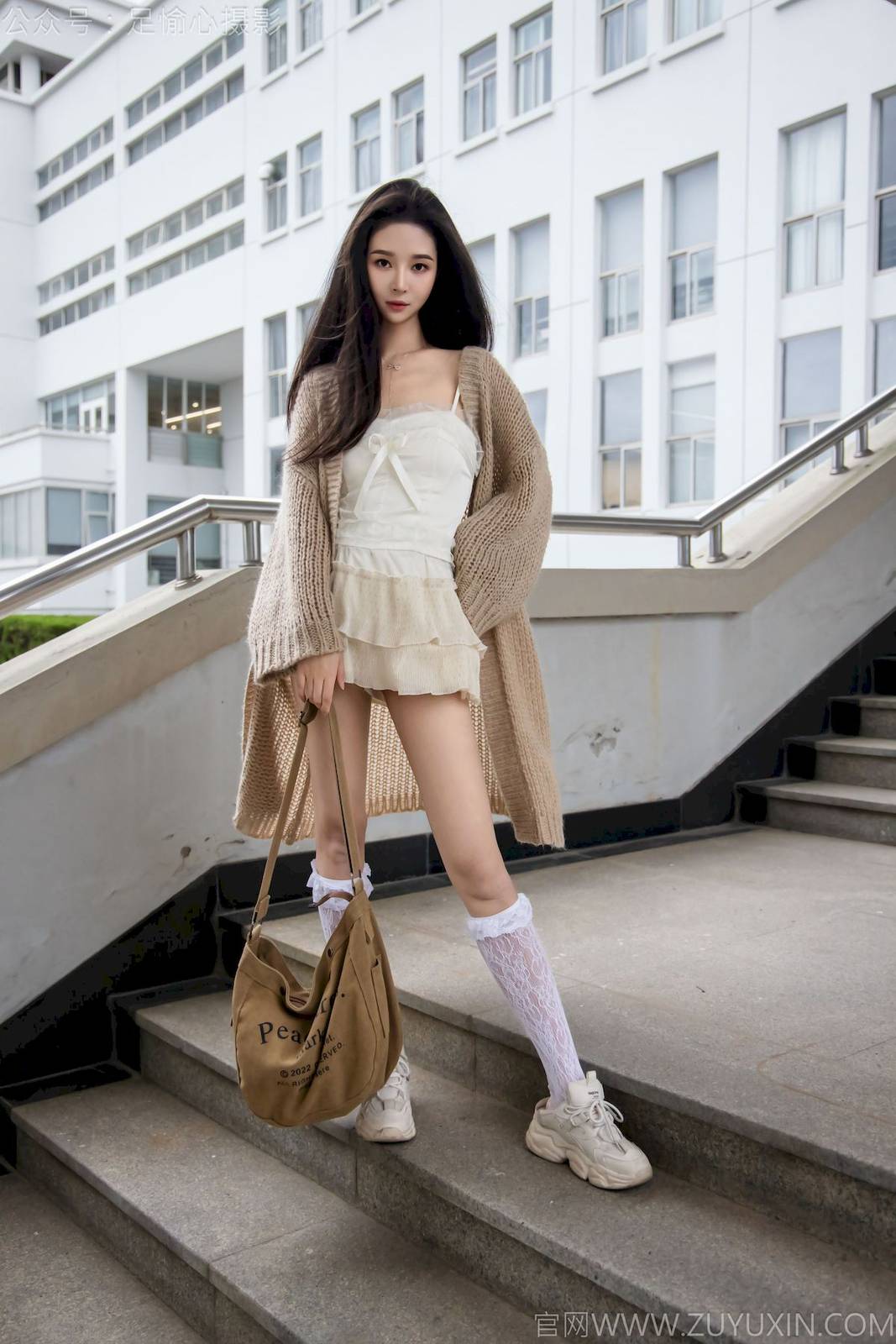 足愉心模特南南针织长衣白色吊裙户外裸足写真-2