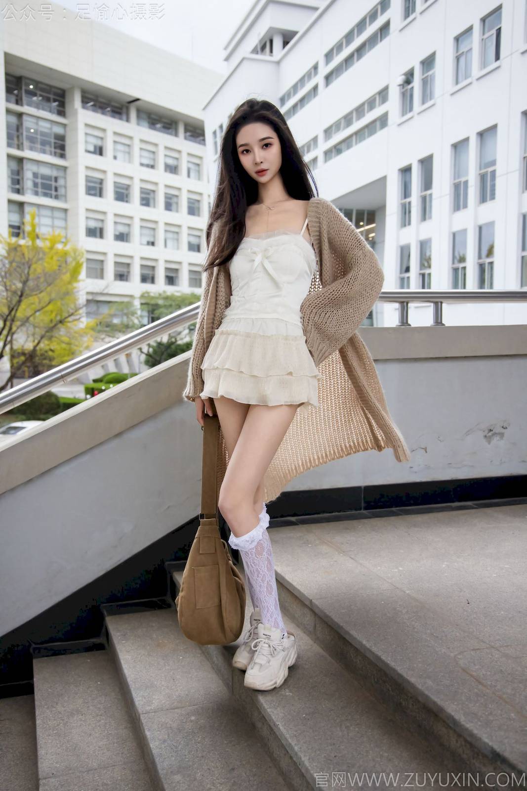 足愉心模特南南针织长衣白色吊裙户外裸足写真