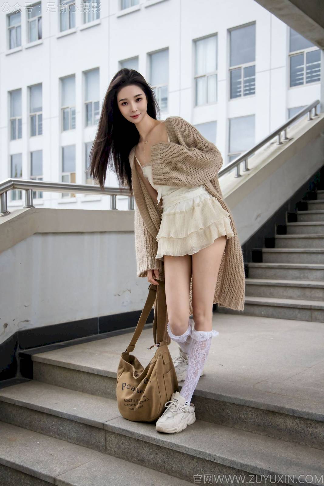 足愉心模特南南针织长衣白色吊裙户外裸足写真-3