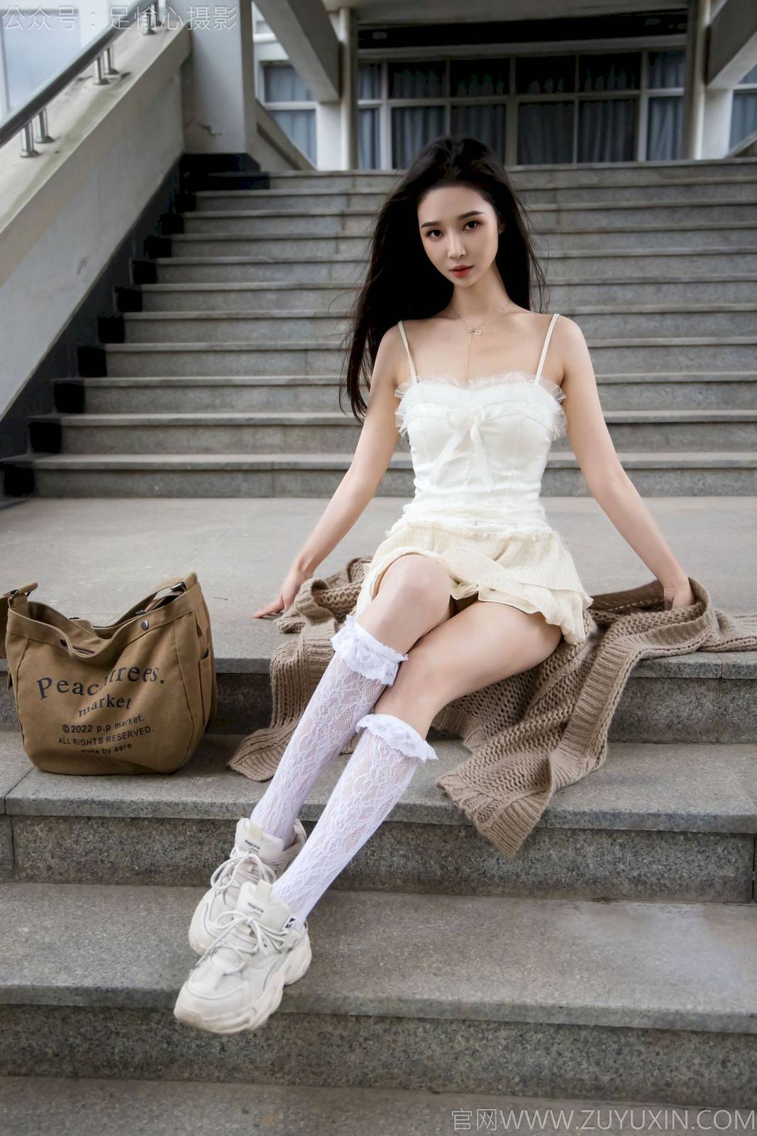 足愉心模特南南针织长衣白色吊裙户外裸足写真-8