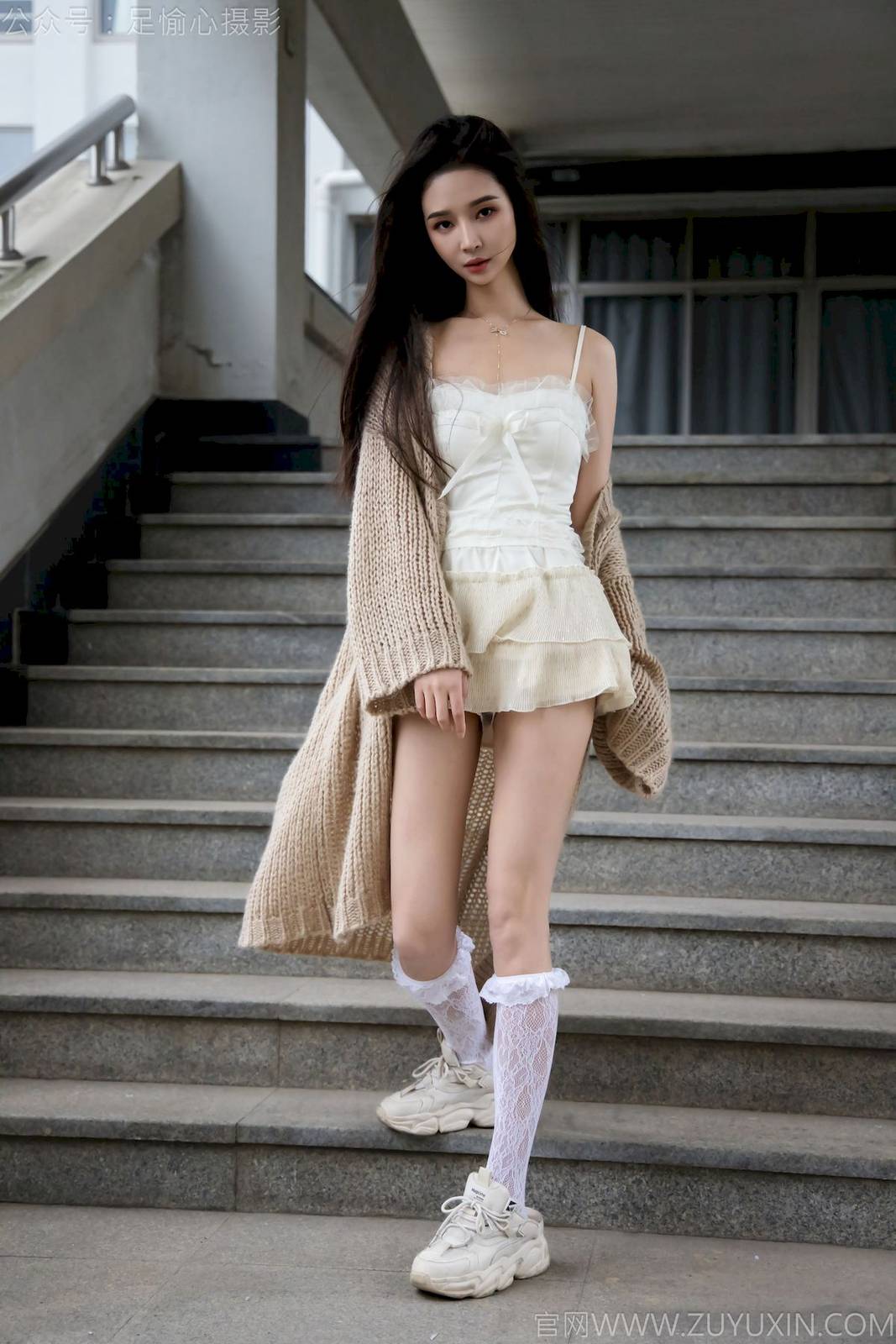 足愉心模特南南针织长衣白色吊裙户外裸足写真-7