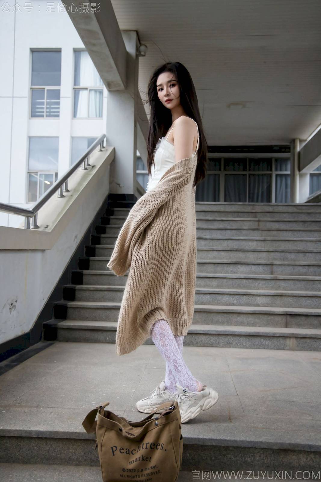 足愉心模特南南针织长衣白色吊裙户外裸足写真-6