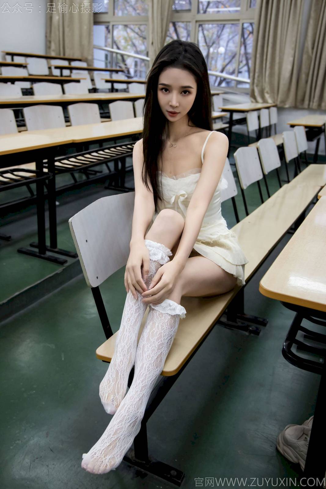 足愉心模特南南针织长衣白色吊裙户外裸足写真-18