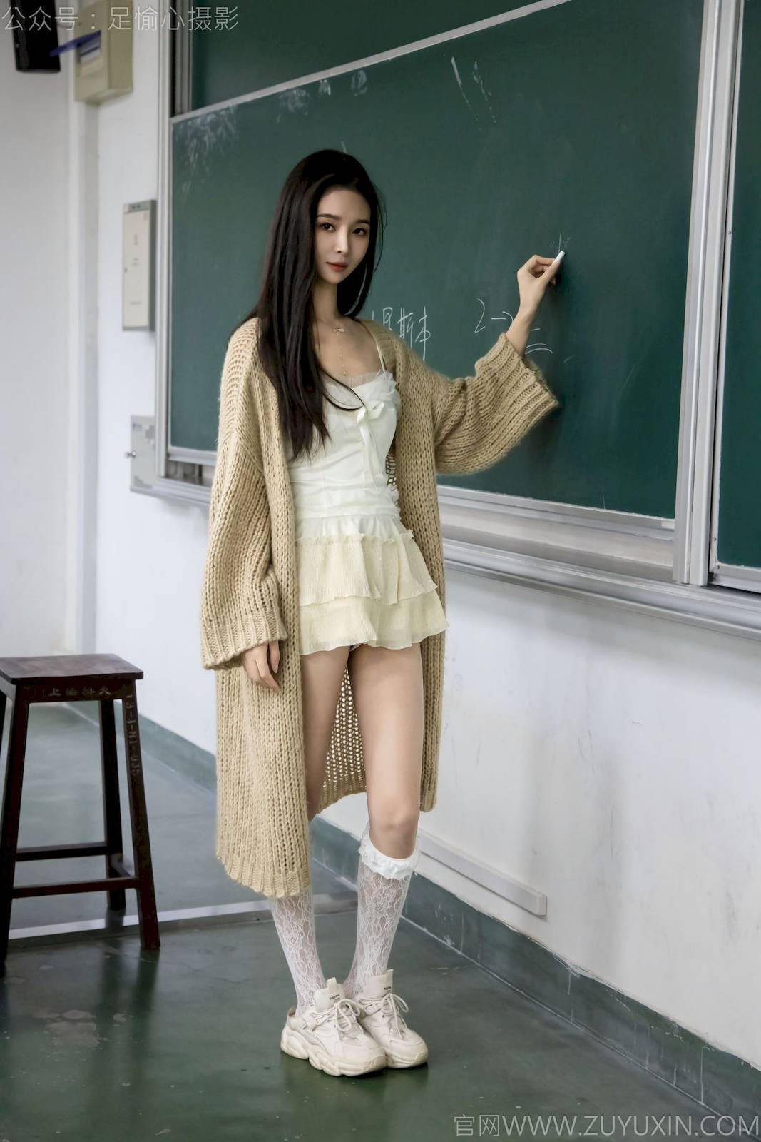 足愉心模特南南针织长衣白色吊裙户外裸足写真-13