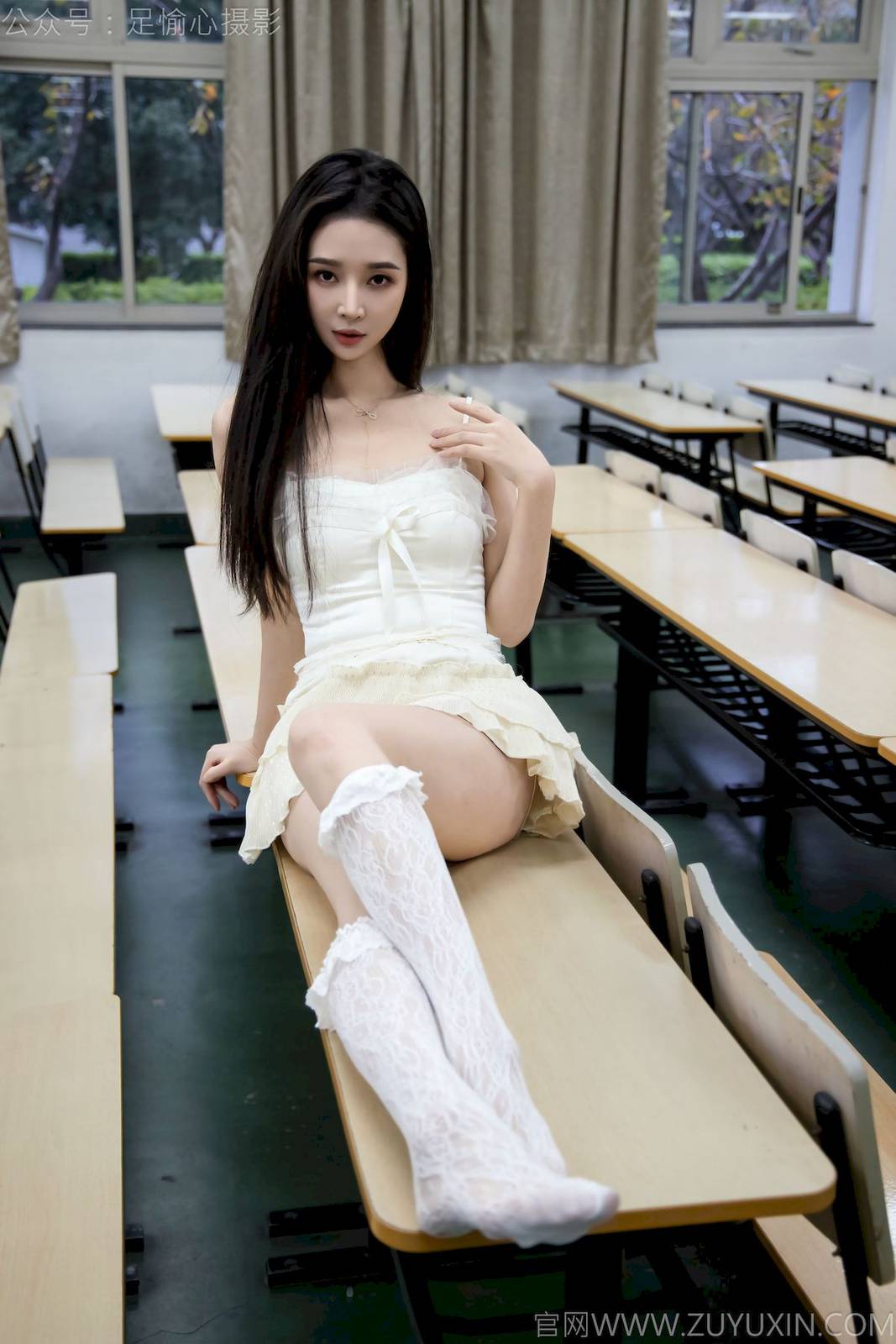 足愉心模特南南针织长衣白色吊裙户外裸足写真-34