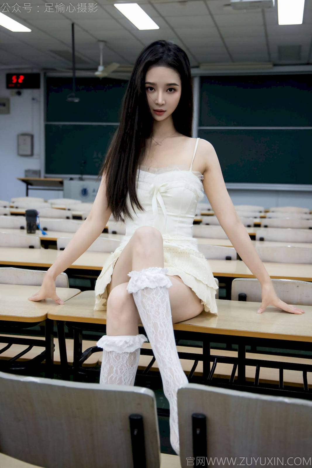 足愉心模特南南针织长衣白色吊裙户外裸足写真-31