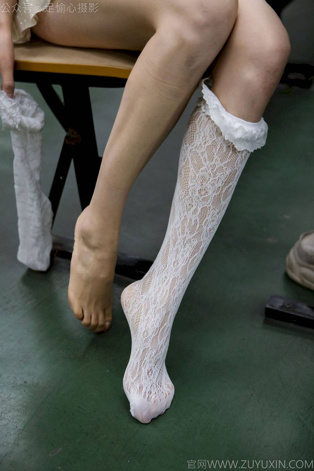 足愉心模特南南针织长衣白色吊裙户外裸足写真-63