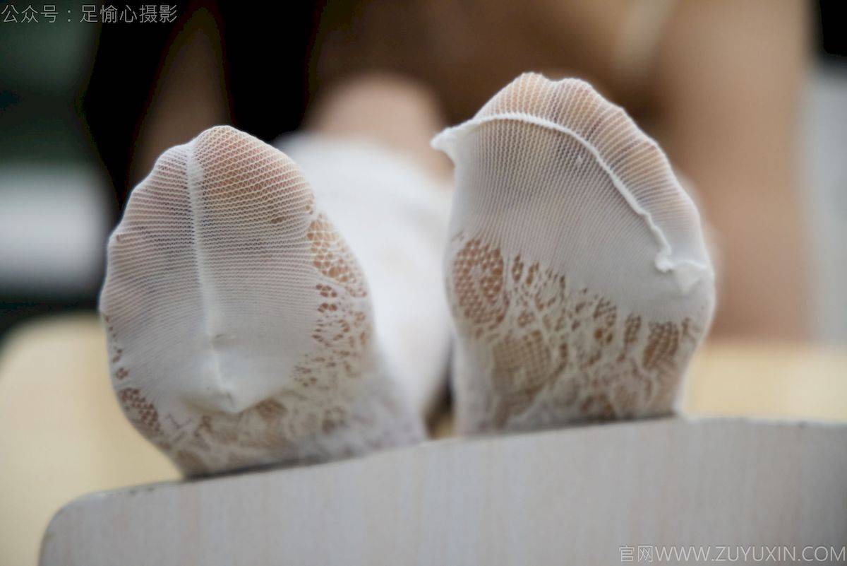 足愉心模特南南针织长衣白色吊裙户外裸足写真-55