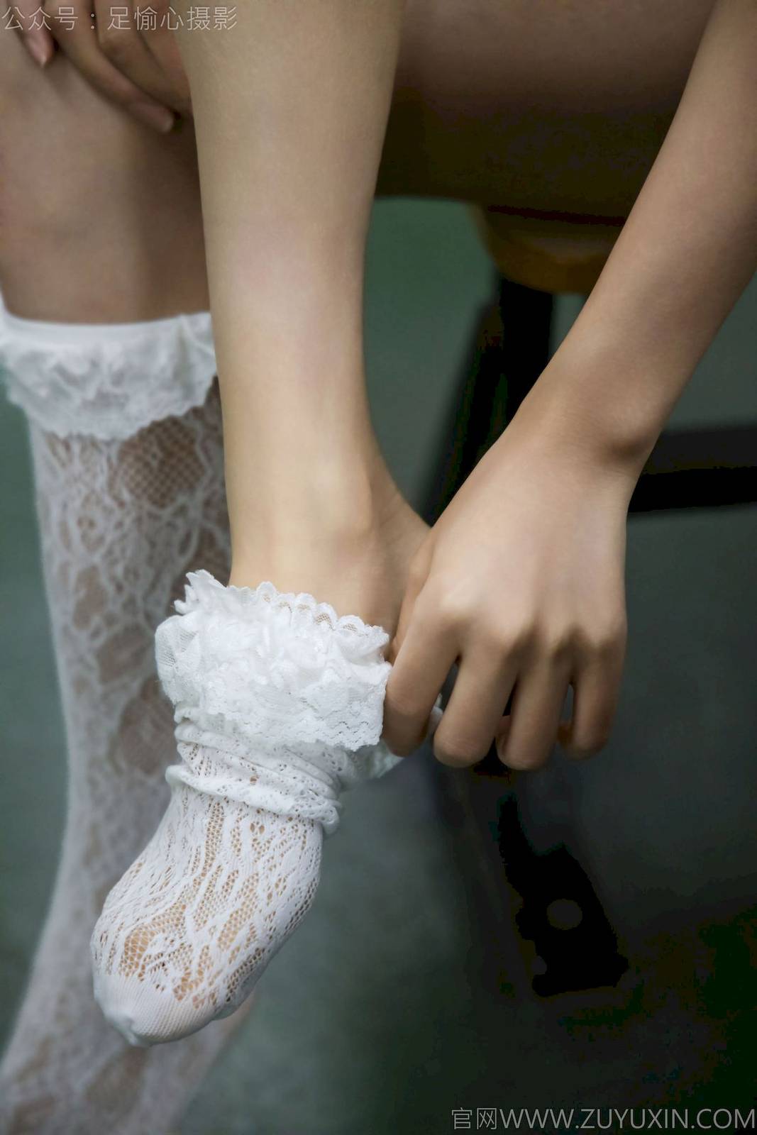 足愉心模特南南针织长衣白色吊裙户外裸足写真-60