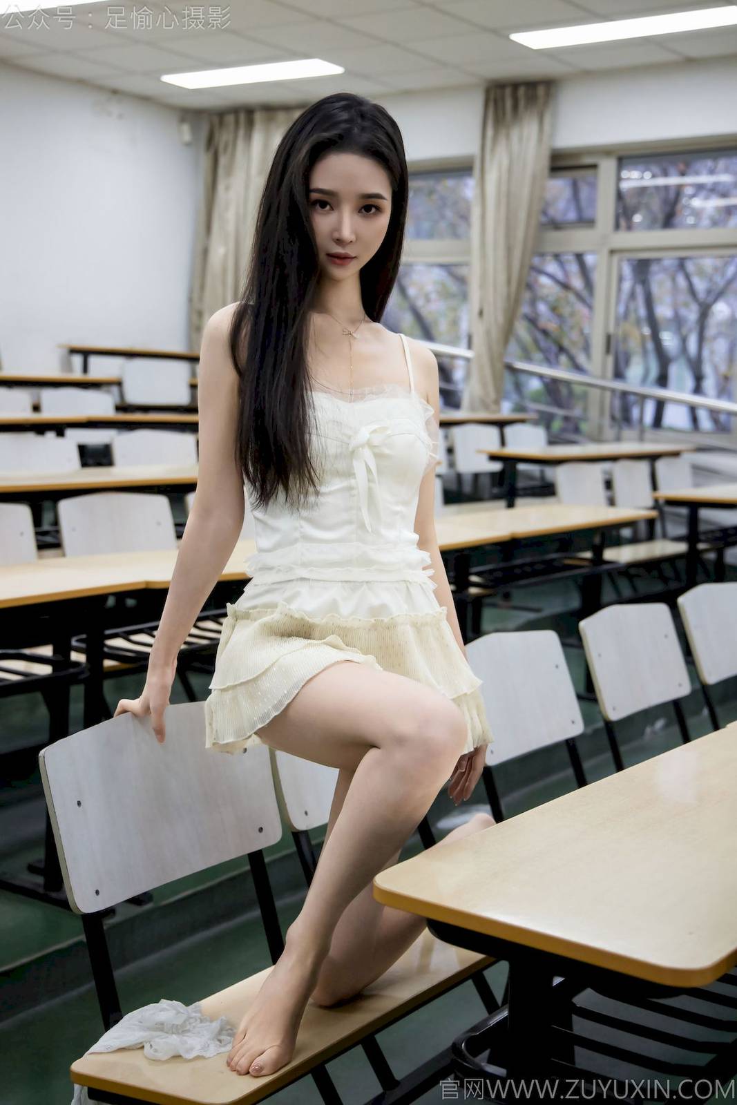 足愉心模特南南针织长衣白色吊裙户外裸足写真-71