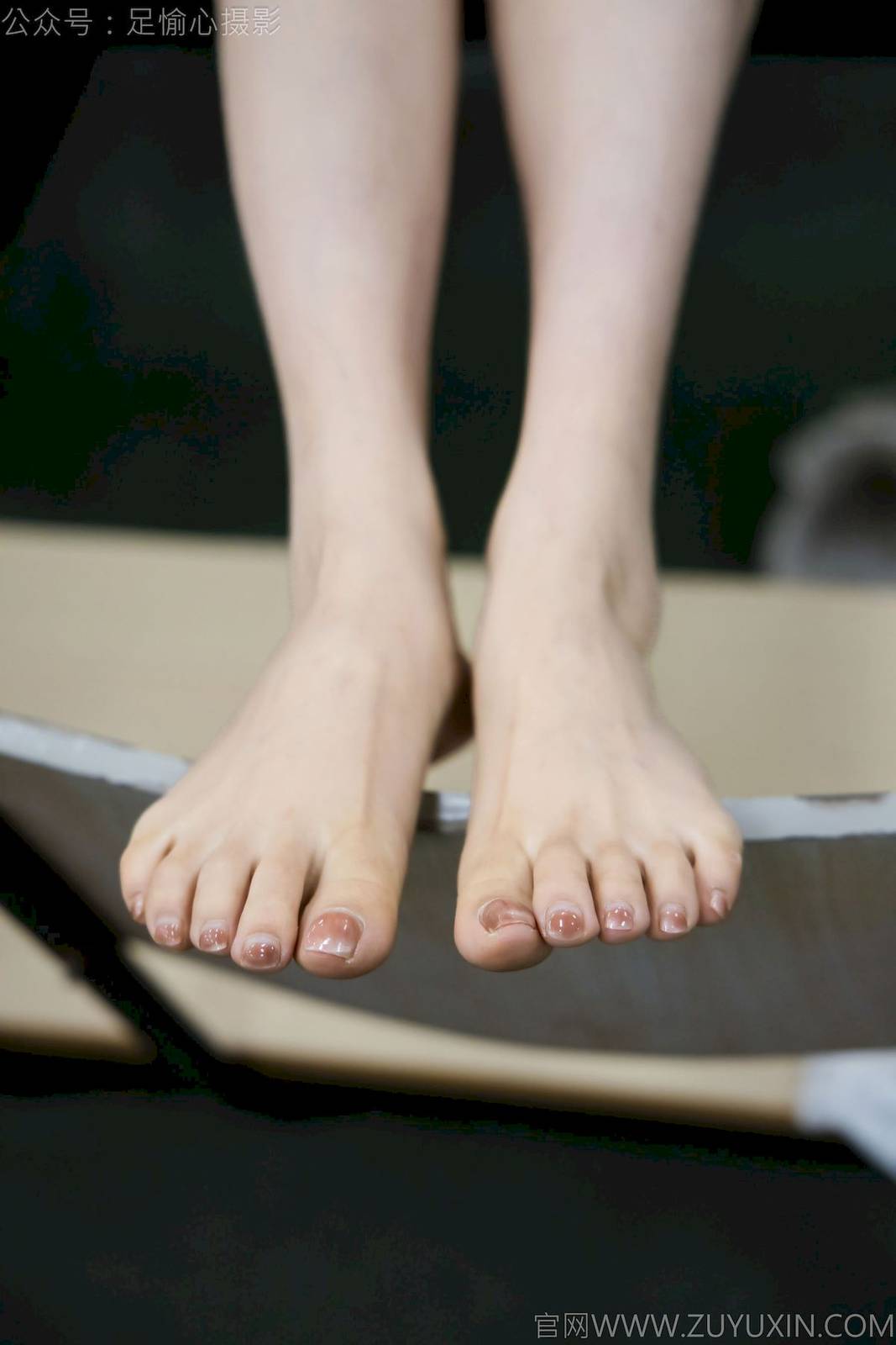 足愉心模特南南针织长衣白色吊裙户外裸足写真-86