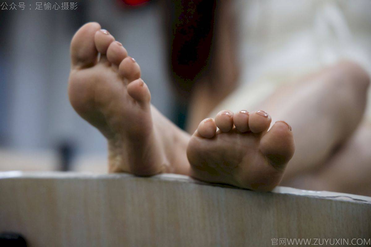 足愉心模特南南针织长衣白色吊裙户外裸足写真-94