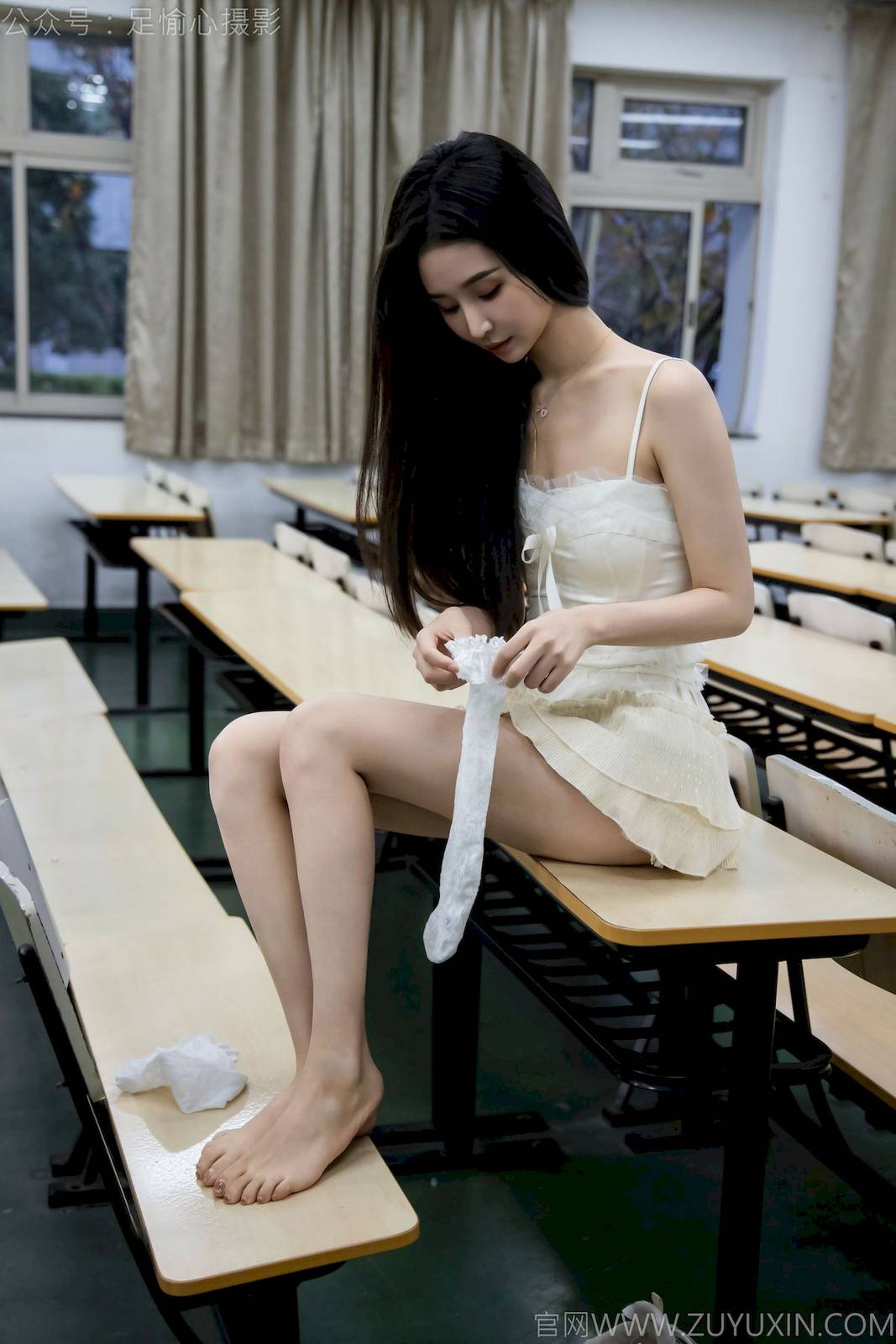 足愉心模特南南针织长衣白色吊裙户外裸足写真-101