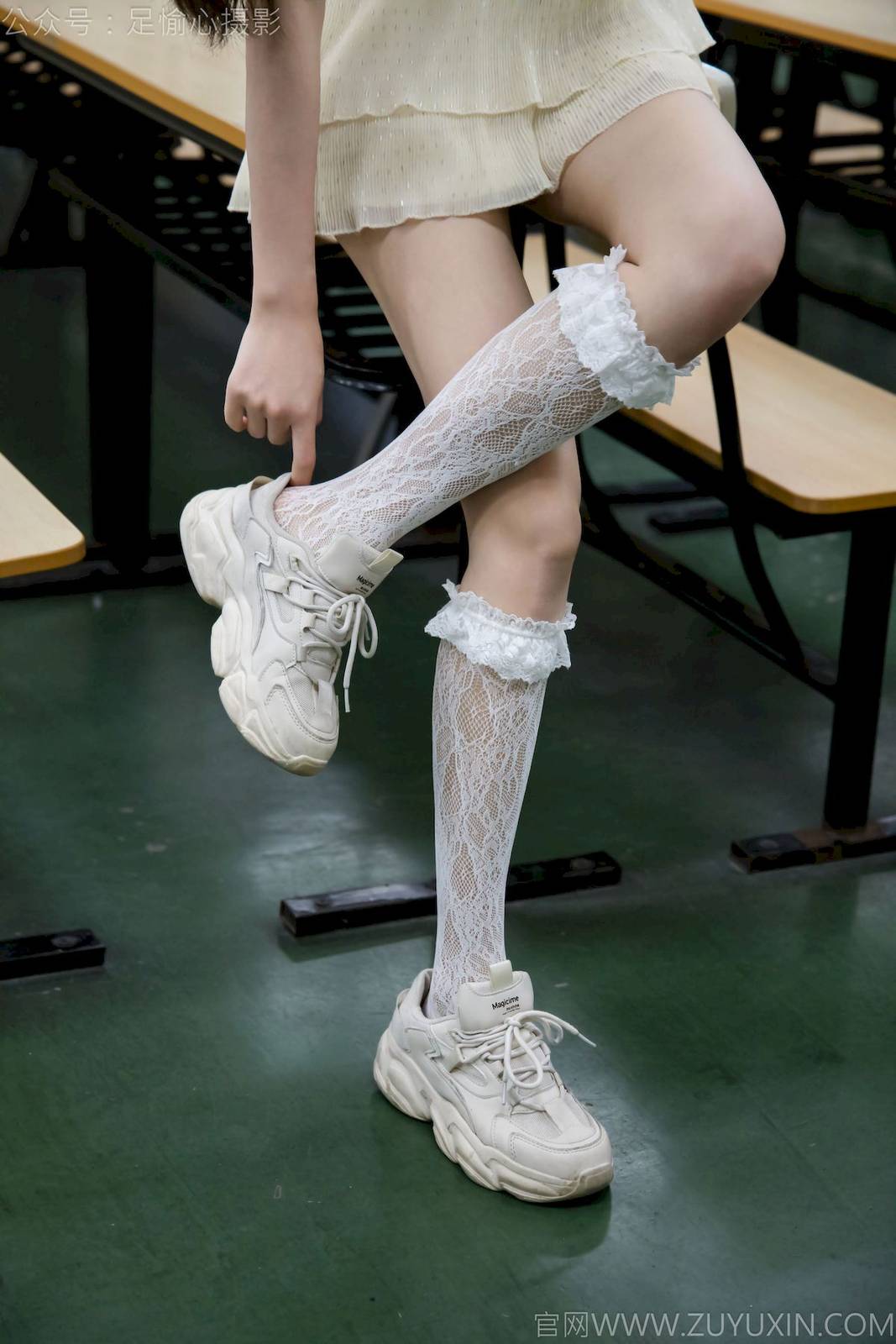 足愉心模特南南针织长衣白色吊裙户外裸足写真-108