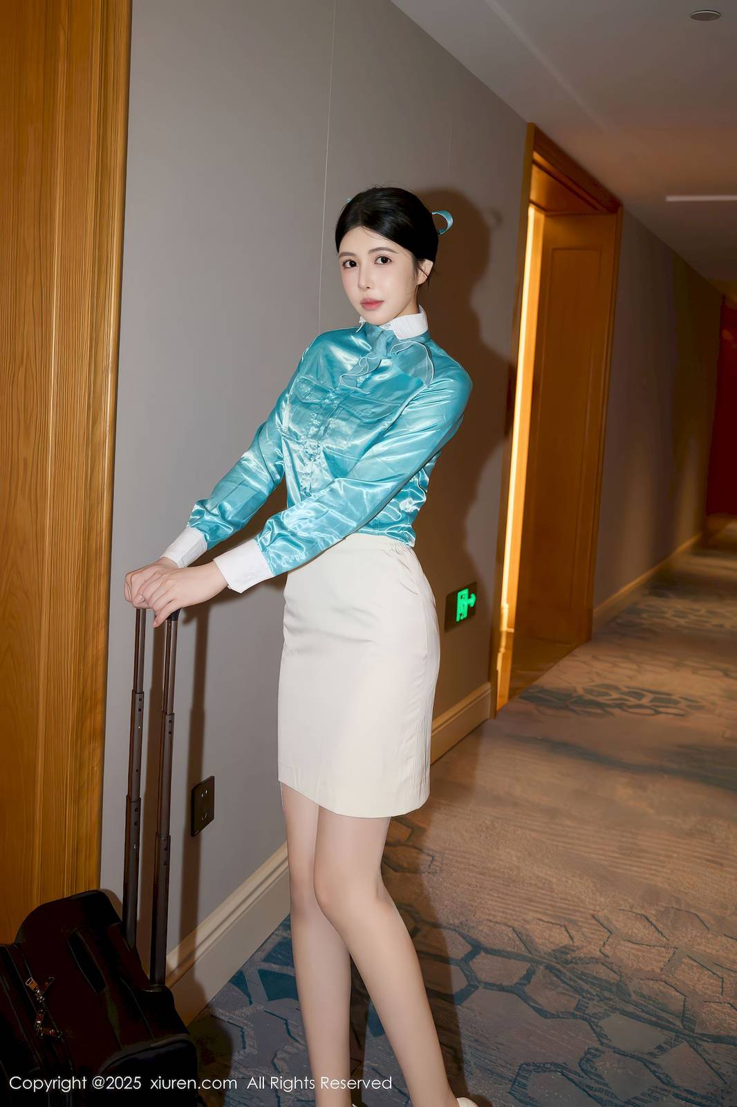 秀人网新人方蕾蕾空姐制服肉色丝袜性感写真-10