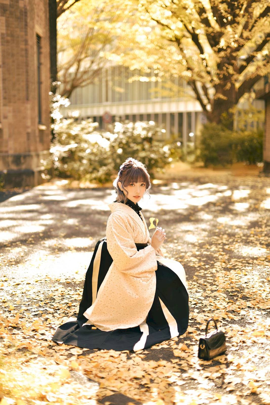 气质女孩ElyEE子午后散步于银杏林中秋日写真-28