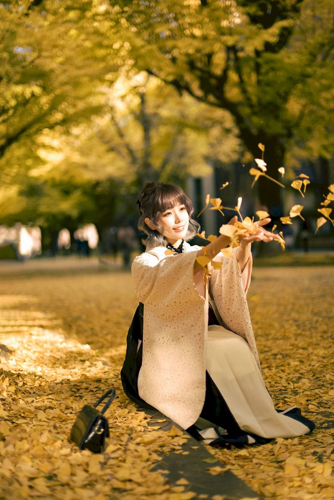 气质女孩ElyEE子午后散步于银杏林中秋日写真-32