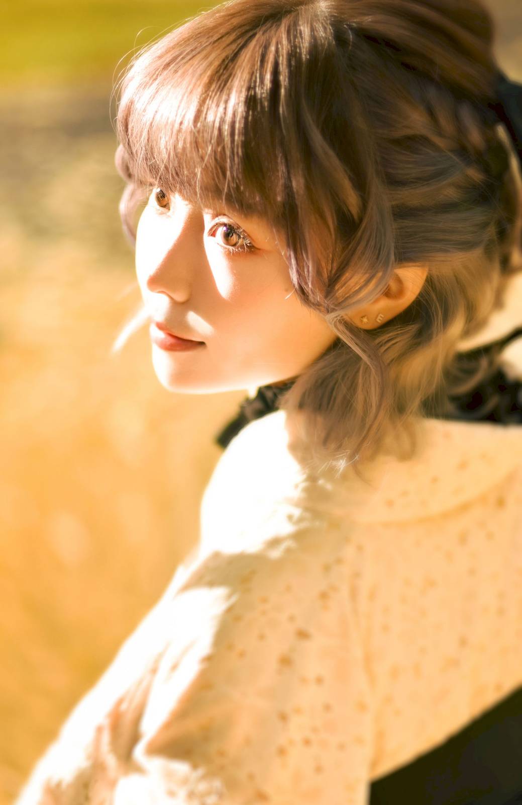 气质女孩ElyEE子午后散步于银杏林中秋日写真-31