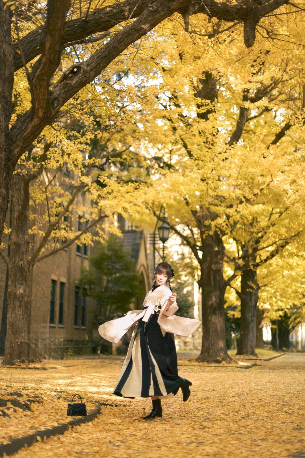 气质女孩ElyEE子午后散步于银杏林中秋日写真-36