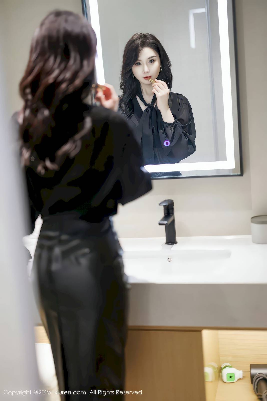 秀人网模特梦心玥黑色皮裙高挑身材性感写真-7