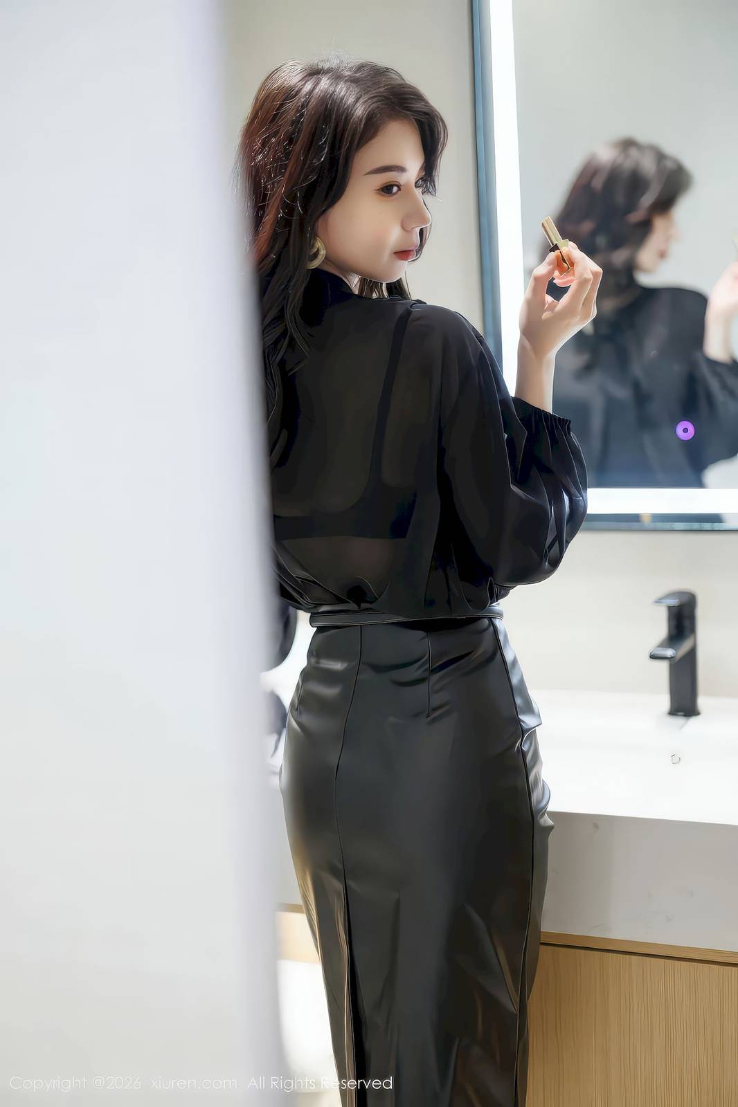 秀人网模特梦心玥黑色皮裙高挑身材性感写真-8