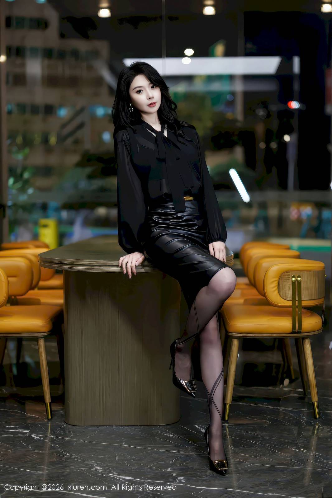 秀人网模特梦心玥黑色皮裙高挑身材性感写真-17