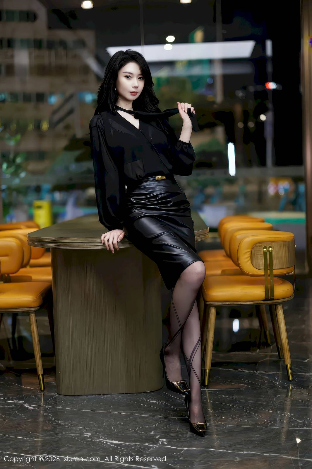 秀人网模特梦心玥黑色皮裙高挑身材性感写真-18