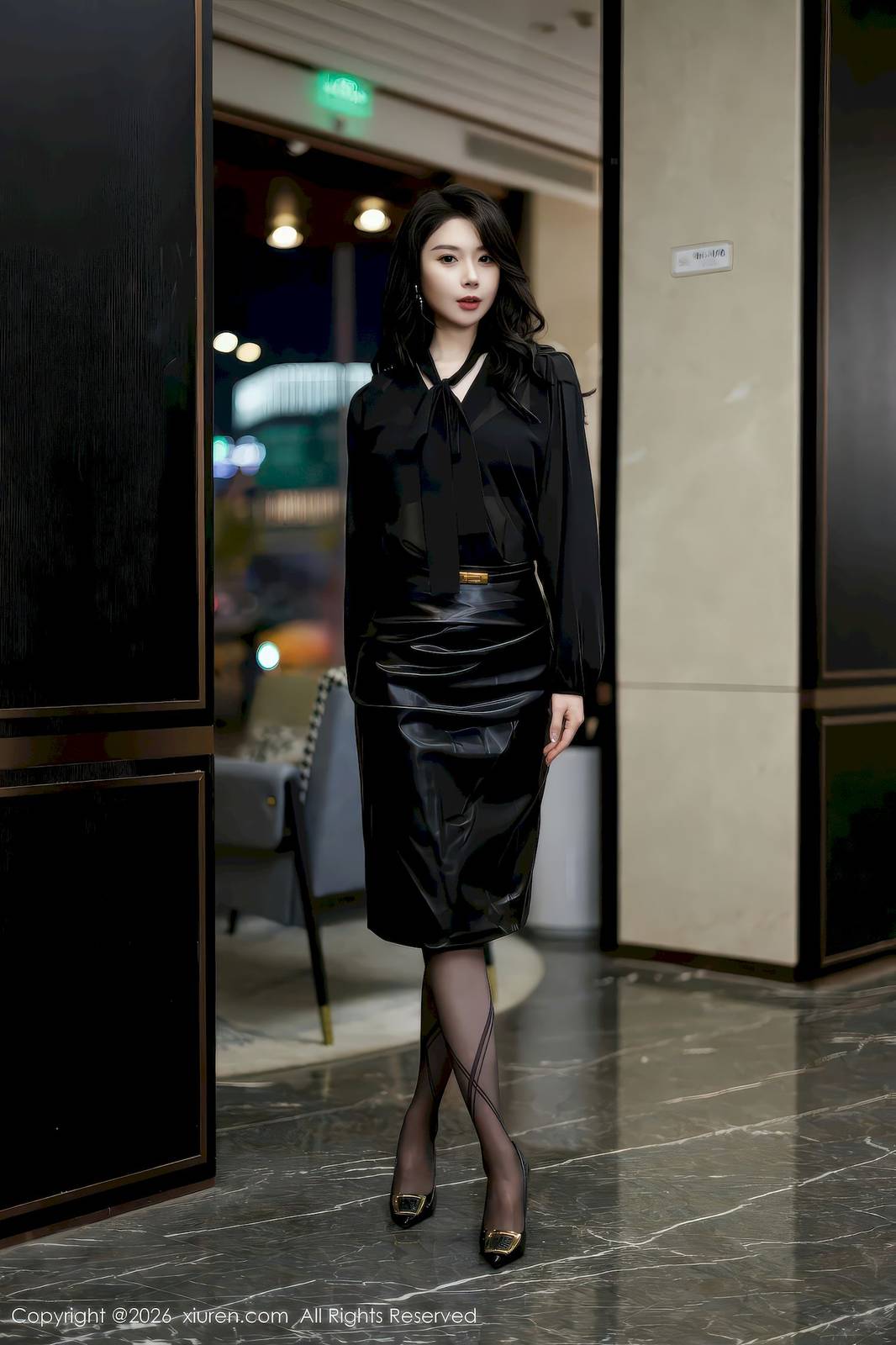 秀人网模特梦心玥黑色皮裙高挑身材性感写真-15